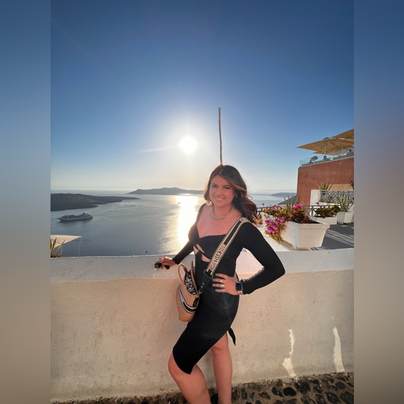 Meet your Posher, Caitlin - Picture 1 of 6